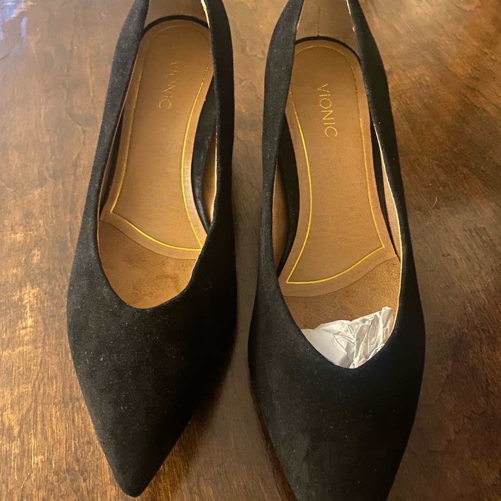 Vionic: Kit Josie (Black Suede) Kitten Heel